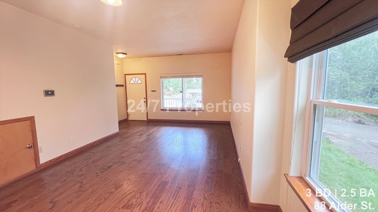 88 Alder St - Photo 4 of 15