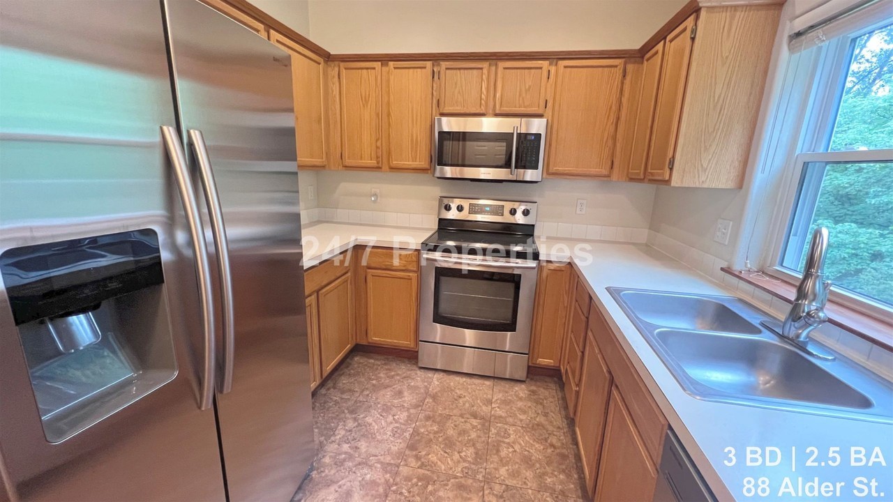 88 Alder St - Photo 5 of 15