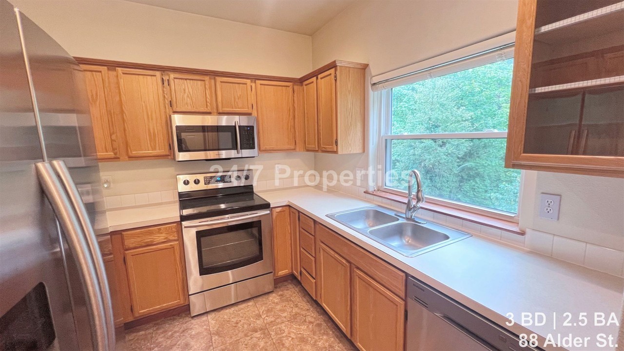 88 Alder St - Photo 6 of 15