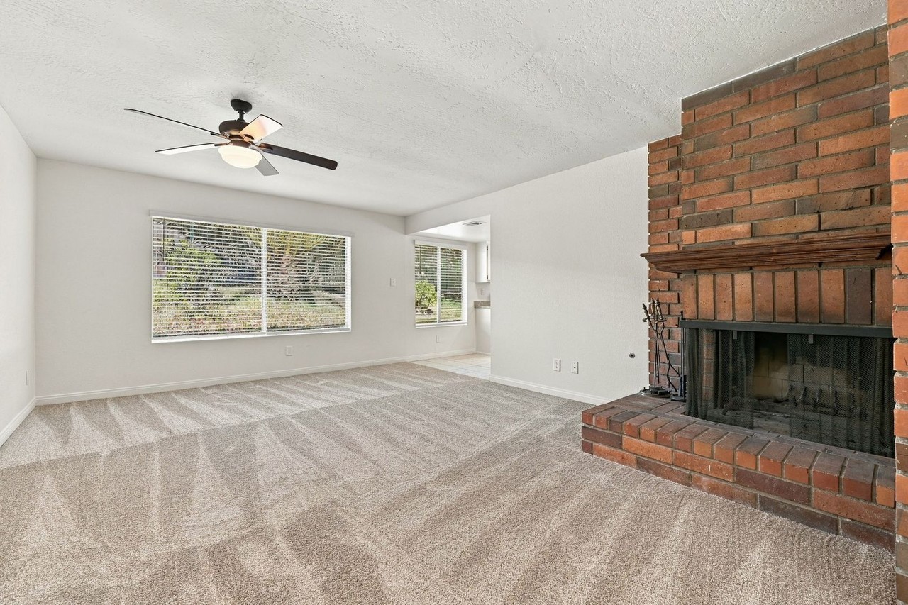 2042 Valley Rd - Photo 7 of 22