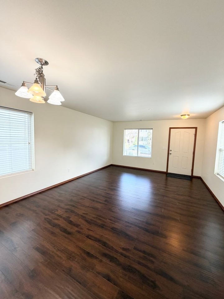 1335 Sinclair Dr - Photo 3 of 17