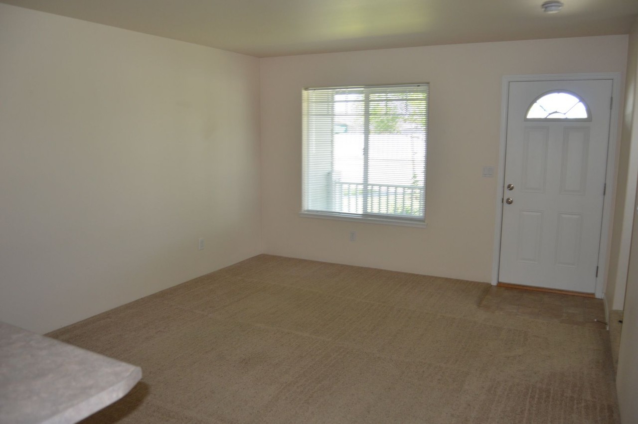 2507 Estates Ln - Photo 4 of 8
