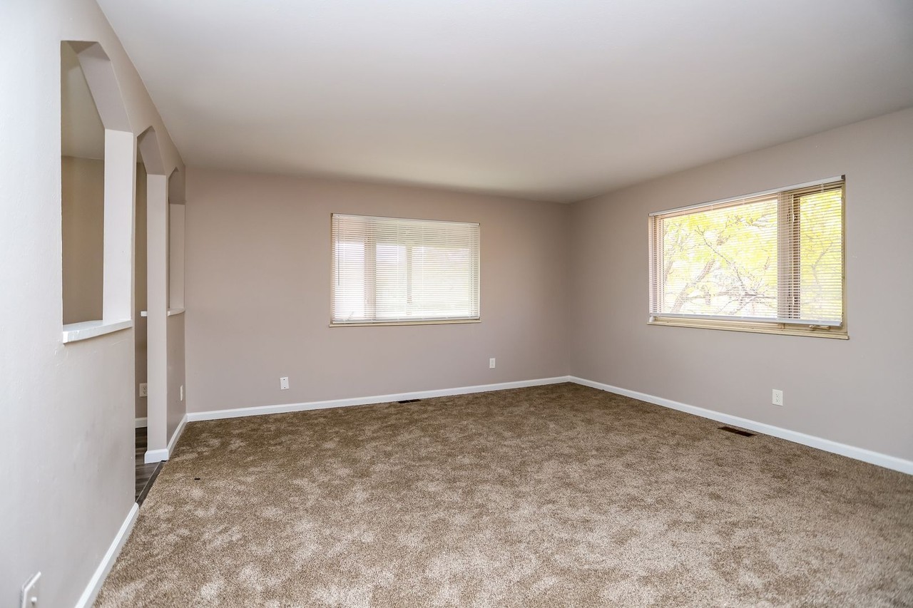 1309 Holland Park Blvd - Photo 4 of 42