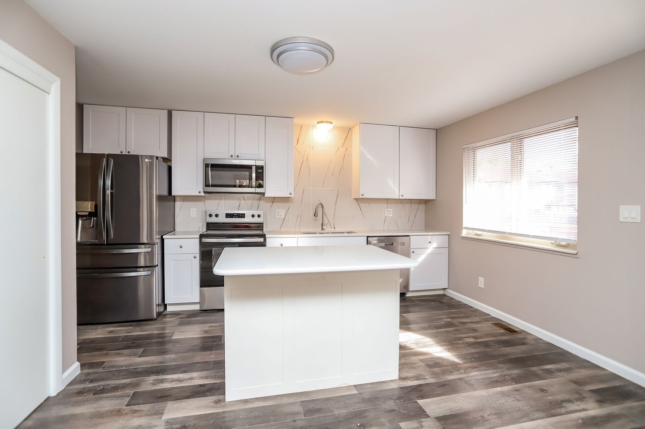 1309 Holland Park Blvd - Photo 7 of 42