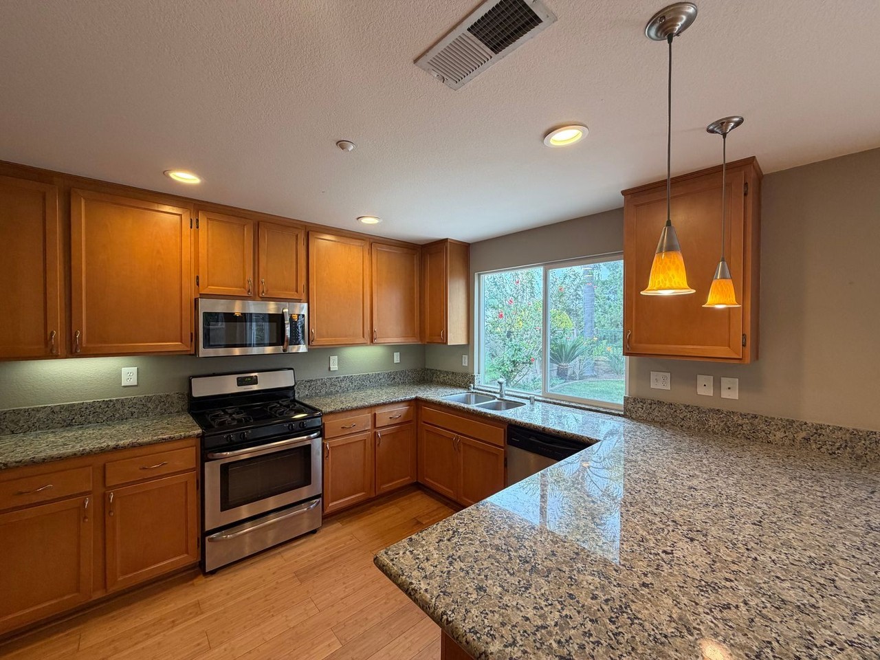 1631 Carriage Cir - Photo 4 of 33