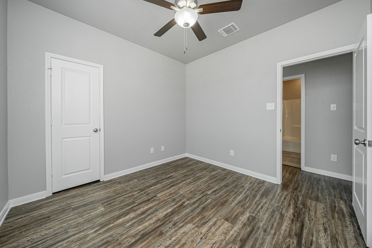 520 Fallbrook Dr - Photo 3 of 50