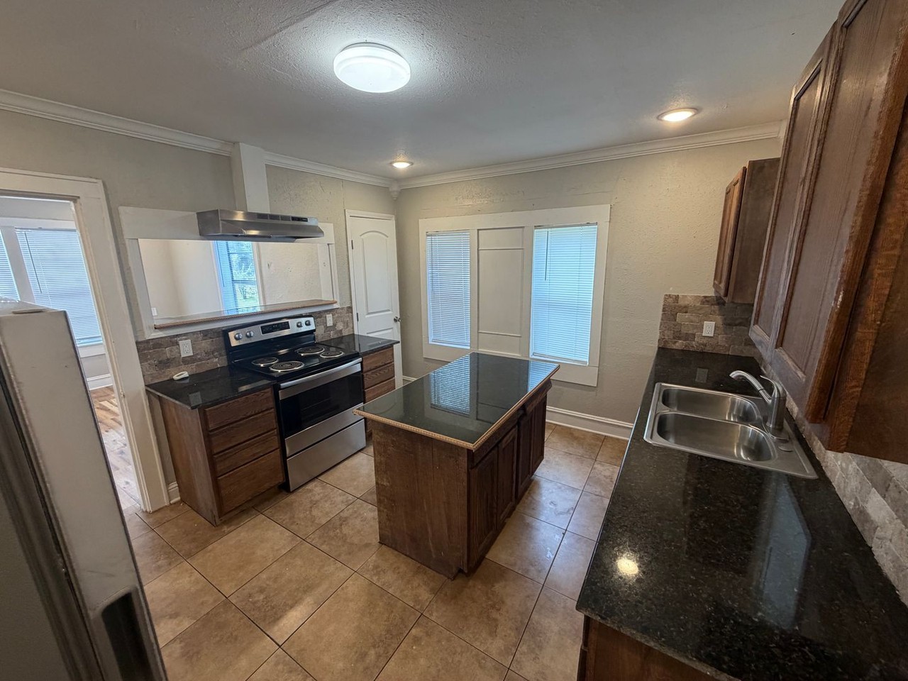 2240 Pin Oak Cir - Photo 5 of 15