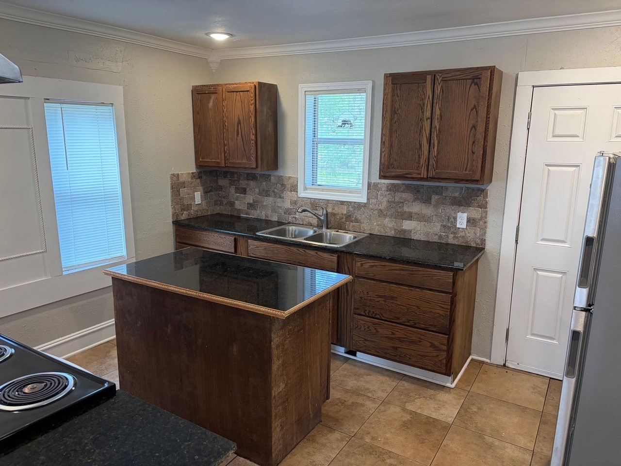 2240 Pin Oak Cir - Photo 6 of 15