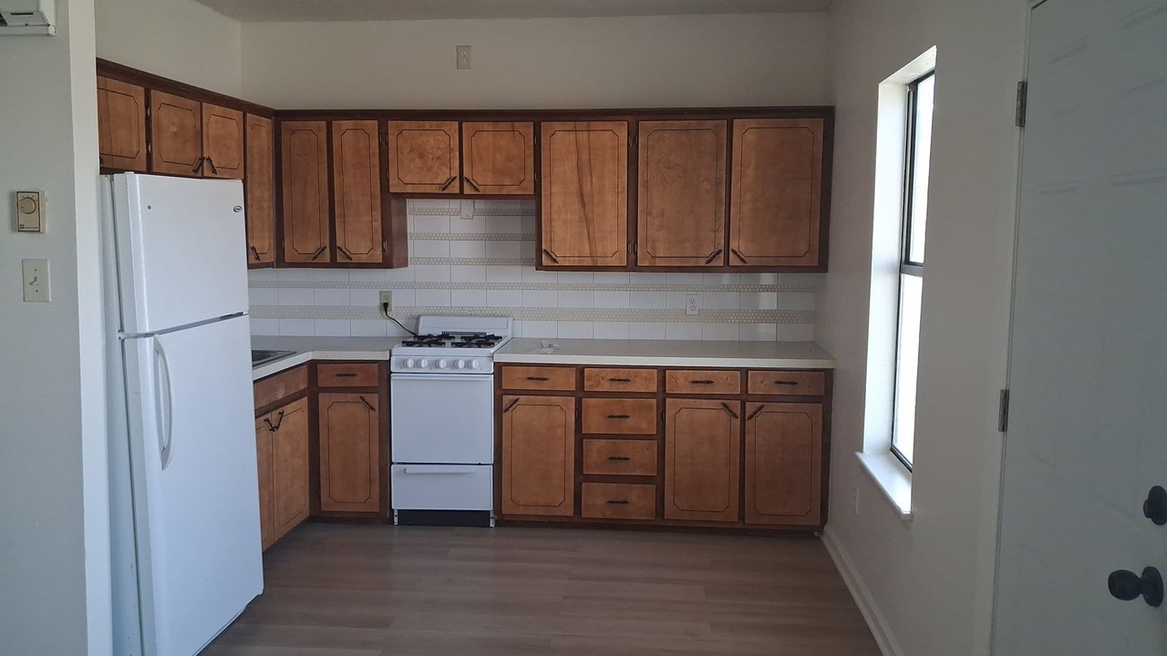 715 W 1st St - Photo 3 of 5