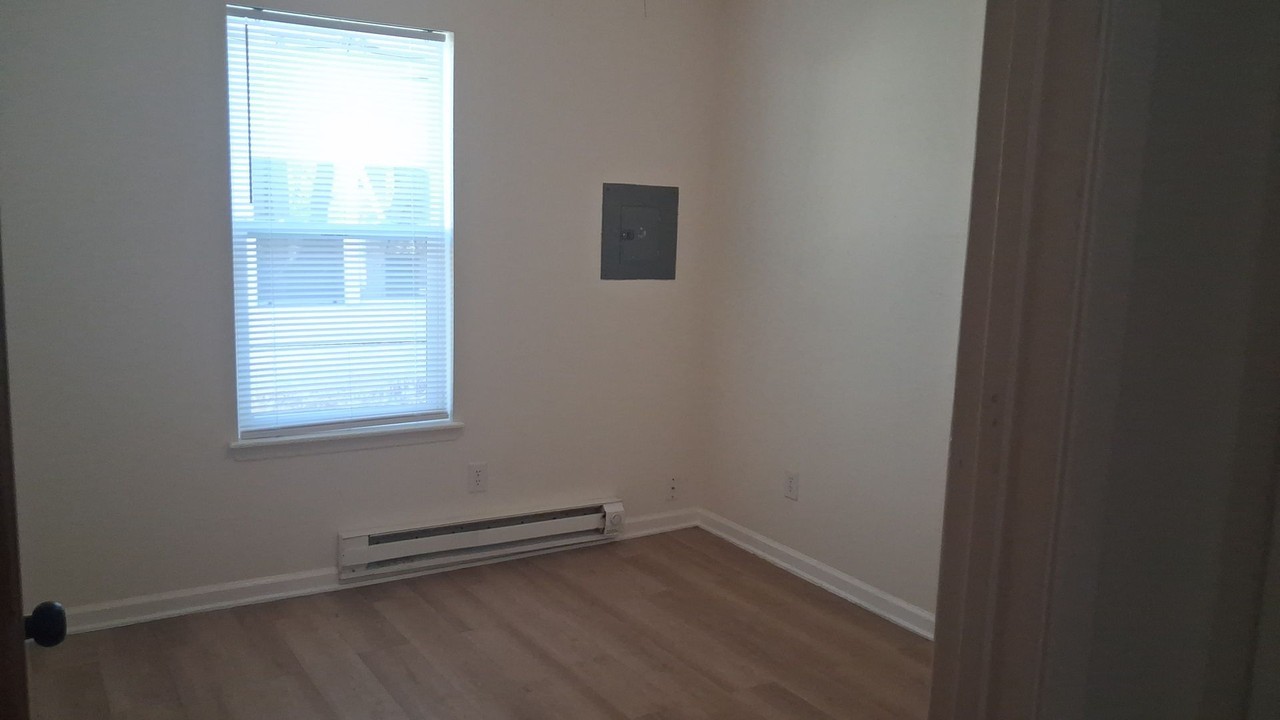 715 W 1st St - Photo 4 of 5