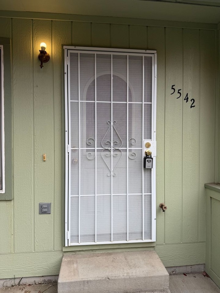 5542 E St - Photo 3 of 29