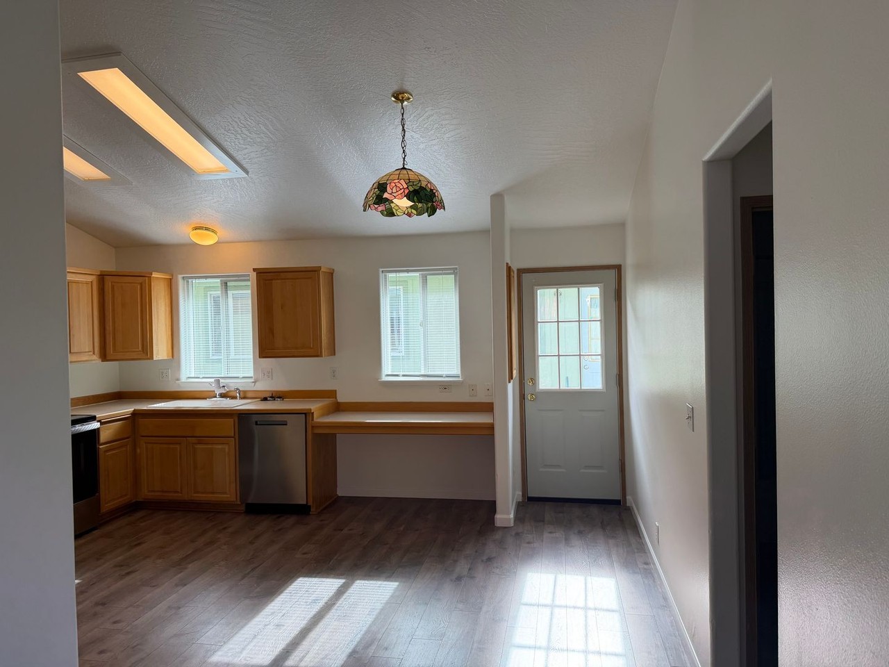 5542 E St - Photo 4 of 29