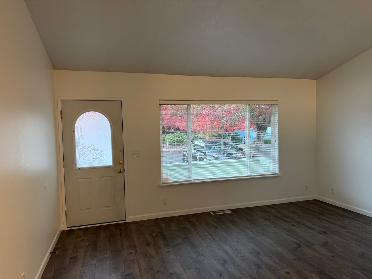 5542 E St - Photo 5 of 29