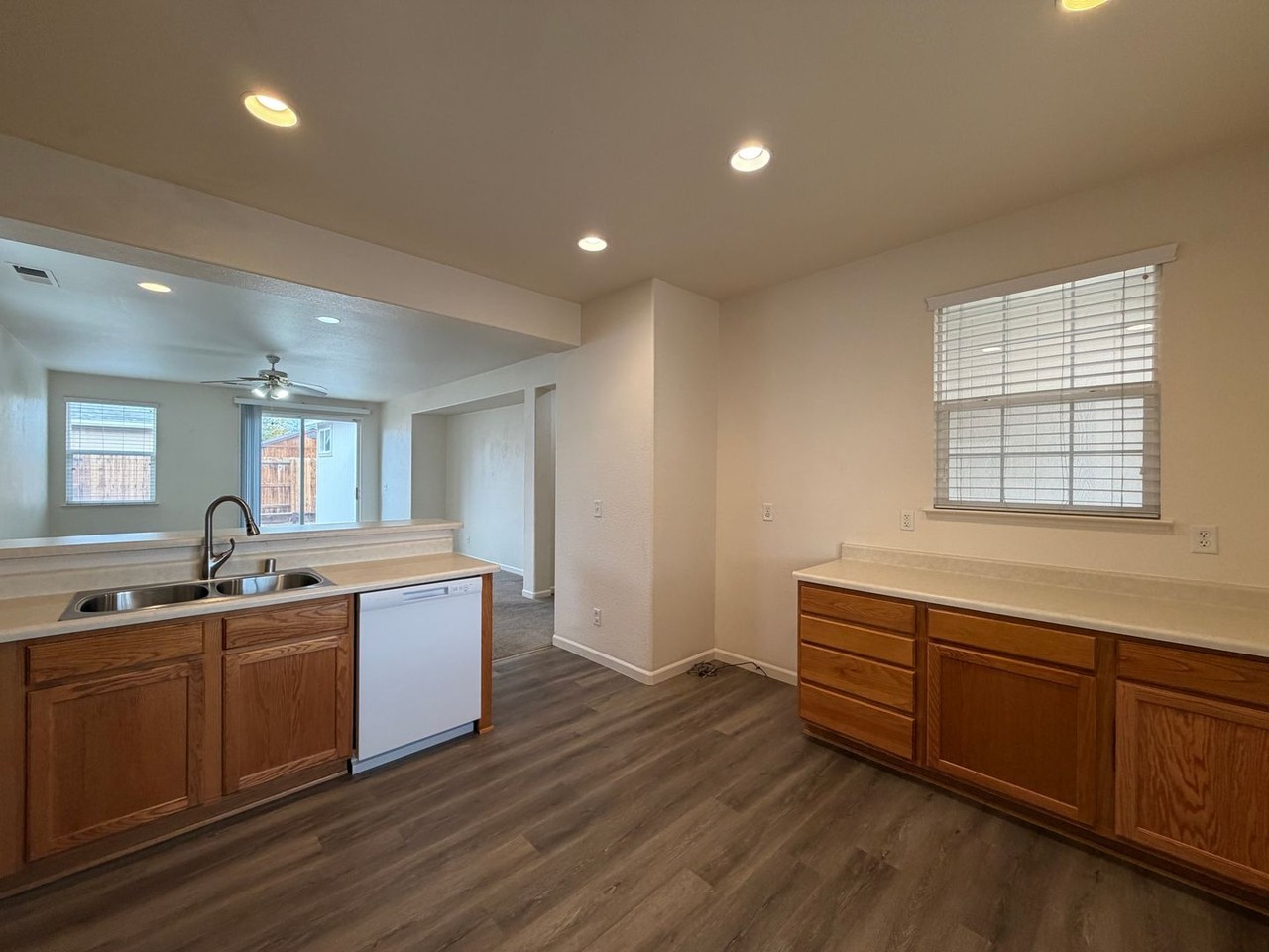 1134 Mountain Rose Dr - Photo 4 of 34