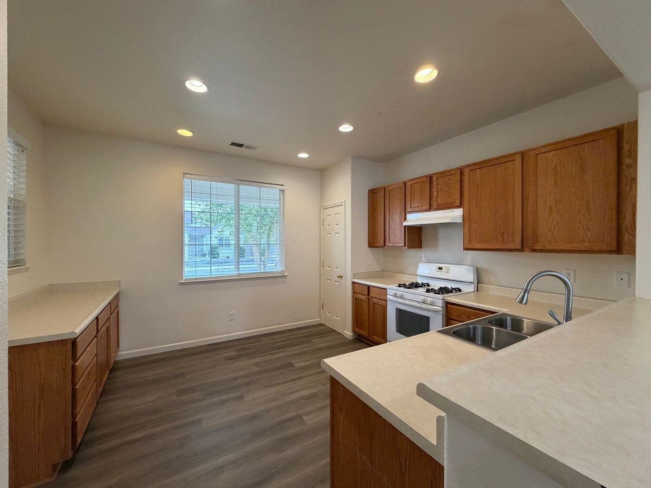 1134 Mountain Rose Dr - Photo 5 of 34