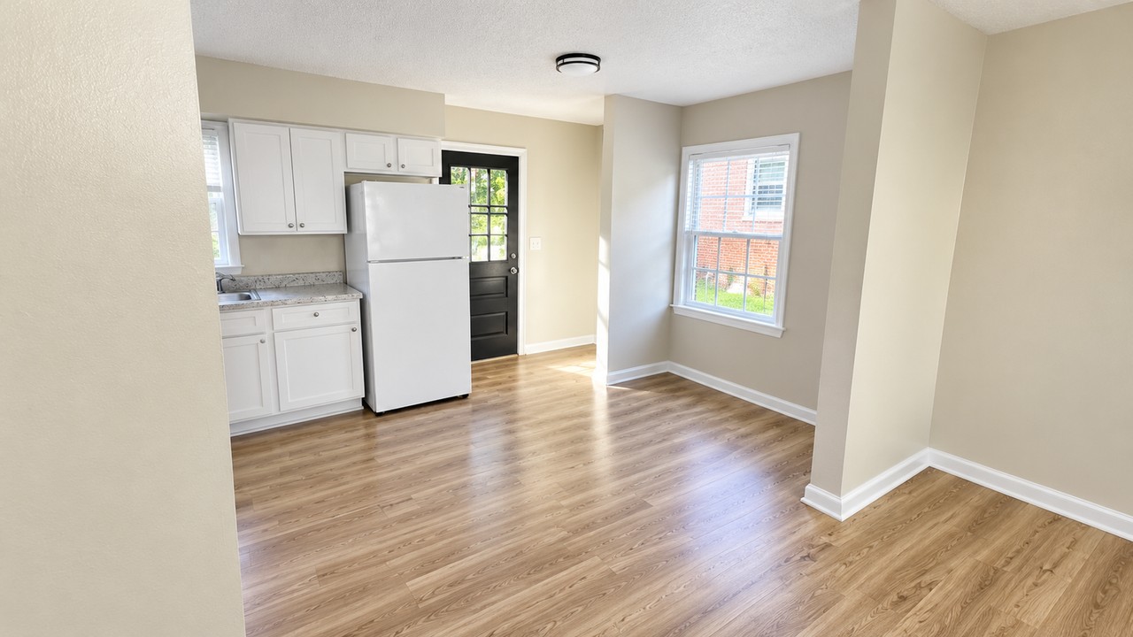 1207 Oak Lane Cir W - Photo 2 of 8