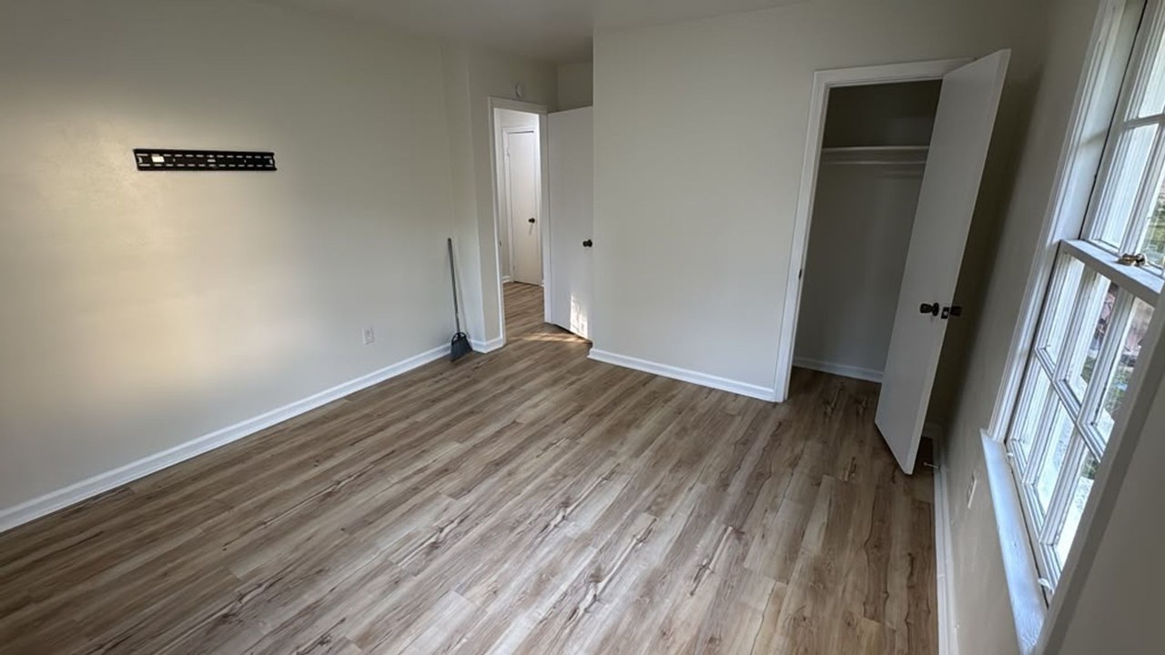 1207 Oak Lane Cir W - Photo 7 of 8