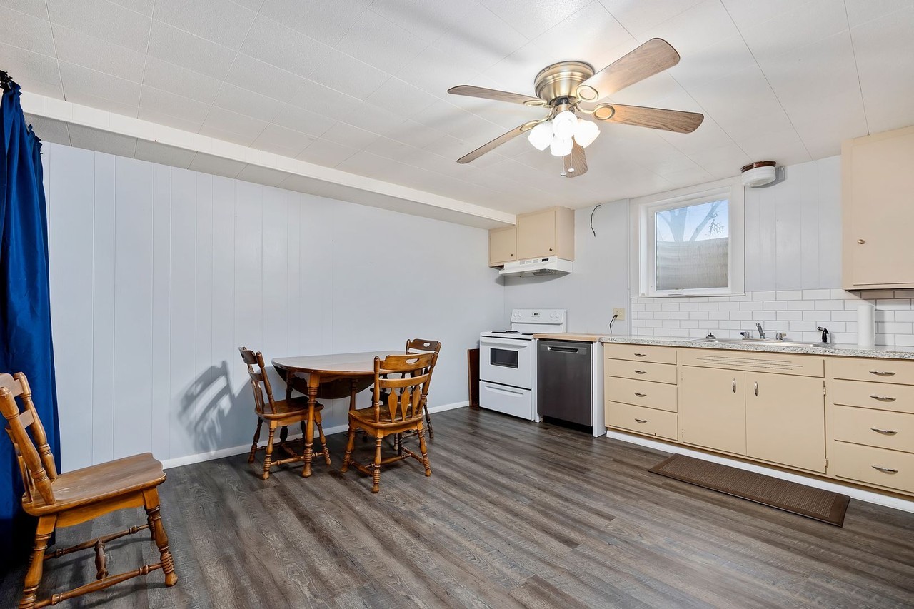 228 6th Ave E - Photo 5 of 10