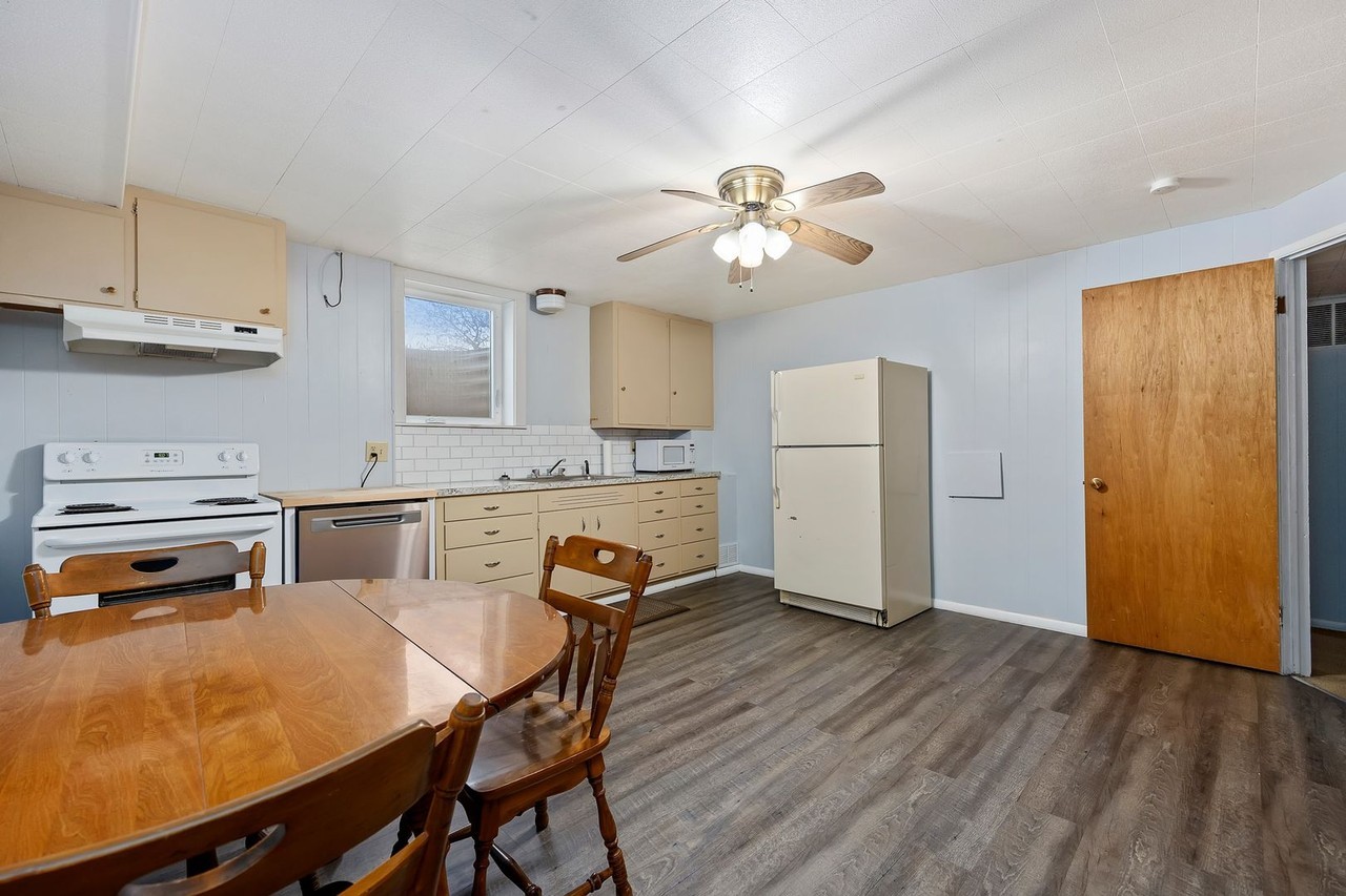 228 6th Ave E - Photo 6 of 10