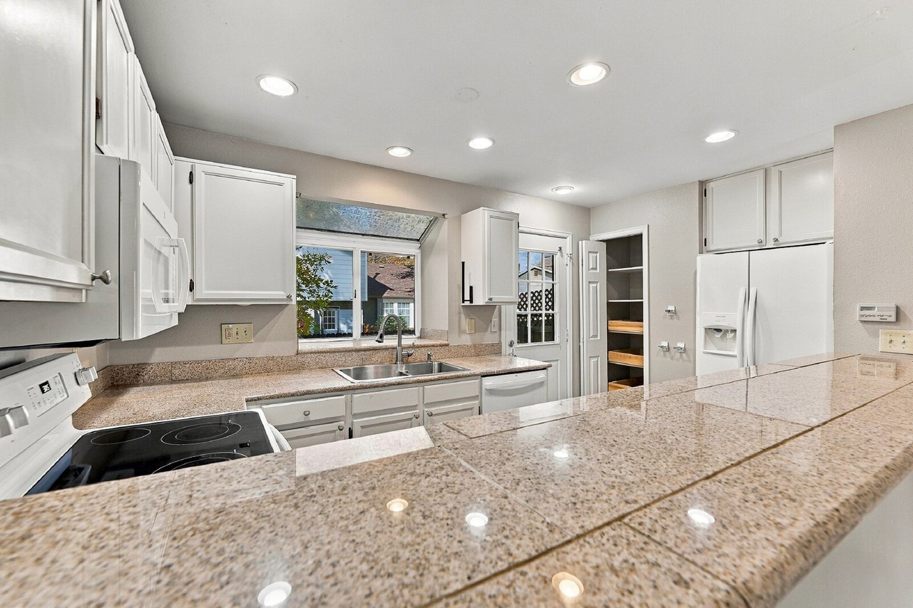 1239 S Flower Cir #B - Photo 6 of 29