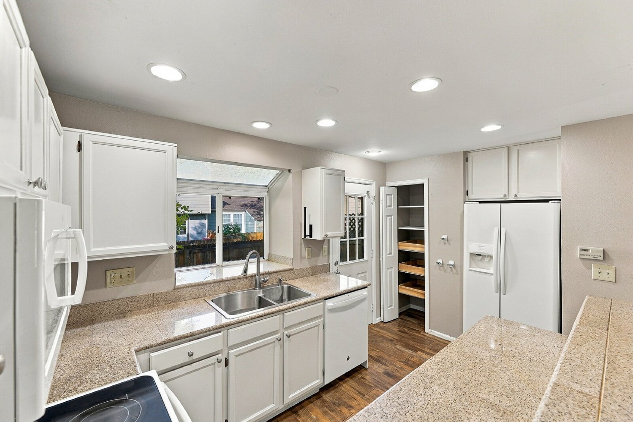 1239 S Flower Cir #B - Photo 7 of 29