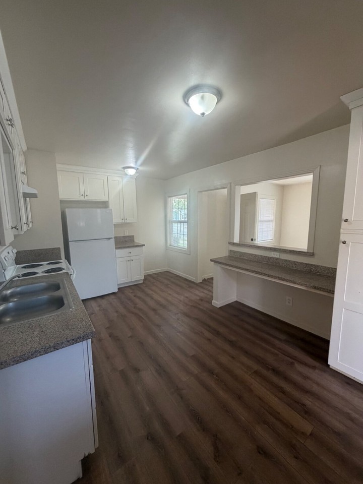 295 E 22nd St - Photo 4 of 18
