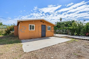 featured image of 949 E 3rd St