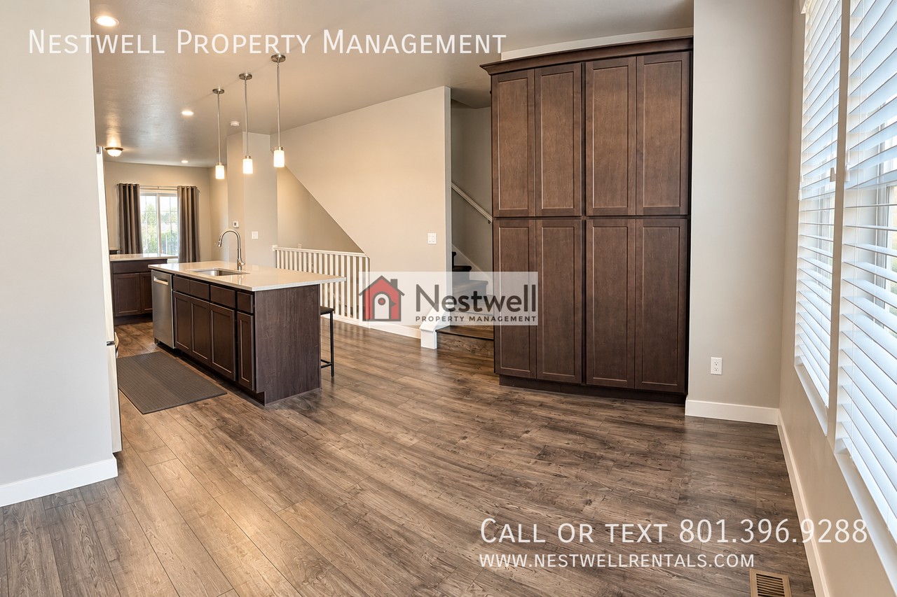 1040 W Painted Horse Ln - Photo 2 of 21