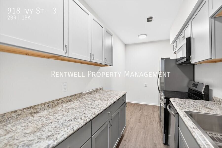 918 Ivy St #3 - Photo 4 of 32