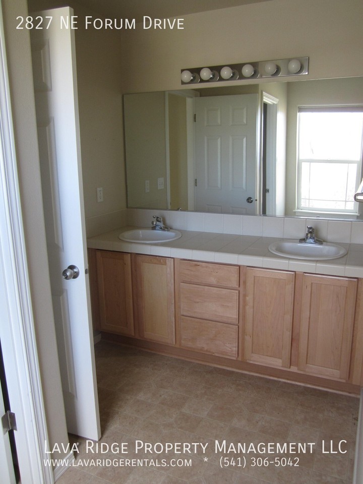 2827 Ne Forum Dr - Photo 7 of 7