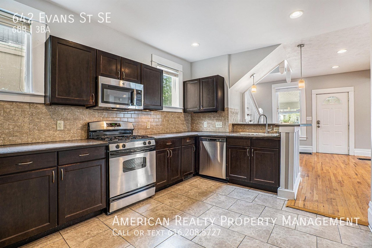 642 Evans St Se - Photo 5 of 26