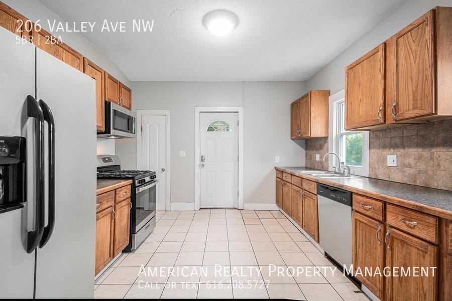 206 Valley Ave Nw - Photo 5 of 19