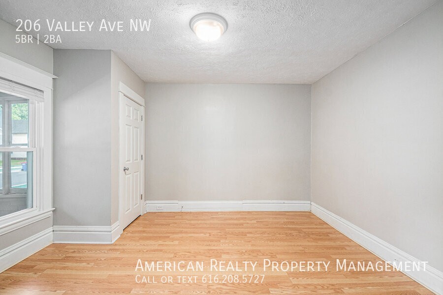206 Valley Ave Nw - Photo 7 of 19