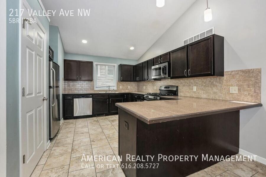 217 Valley Ave Nw - Photo 4 of 18