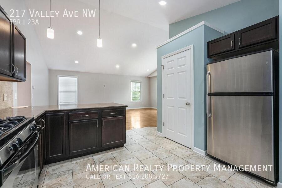 217 Valley Ave Nw - Photo 5 of 18