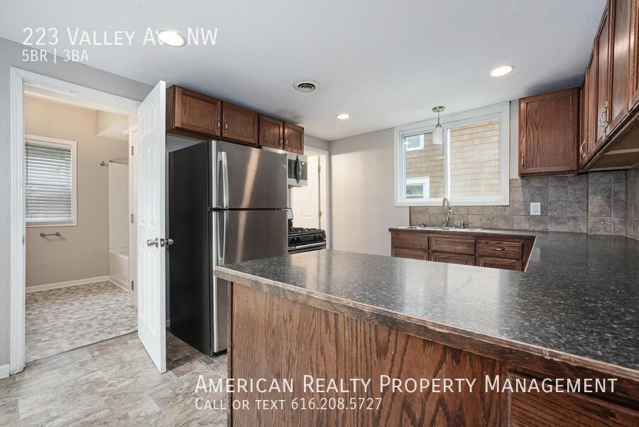 223 Valley Ave Nw - Photo 4 of 17