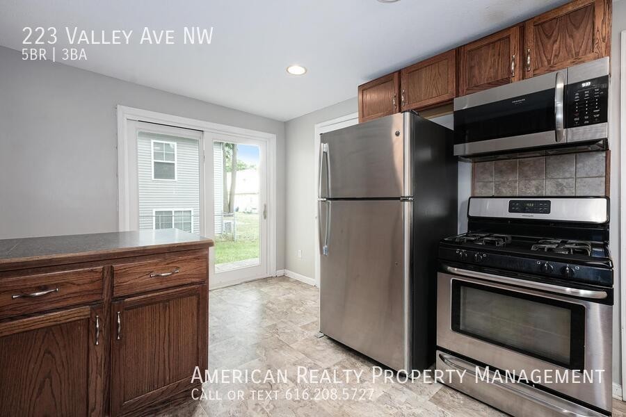 223 Valley Ave Nw - Photo 6 of 17
