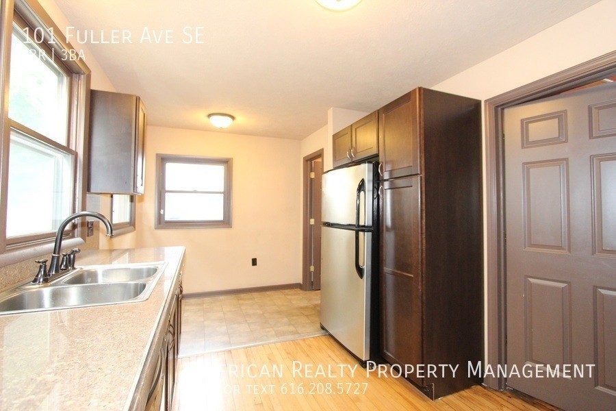101 Fuller Ave Se - Photo 3 of 20