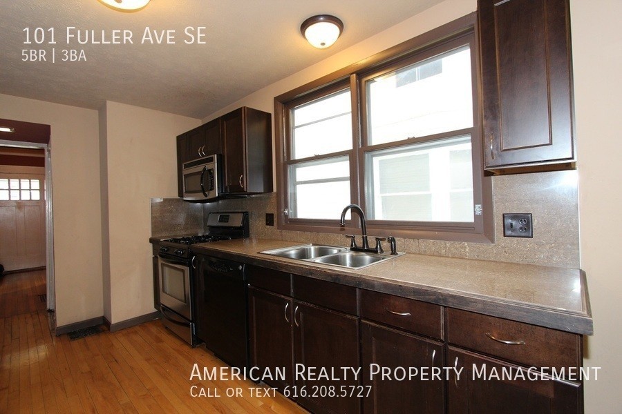 101 Fuller Ave Se - Photo 4 of 20