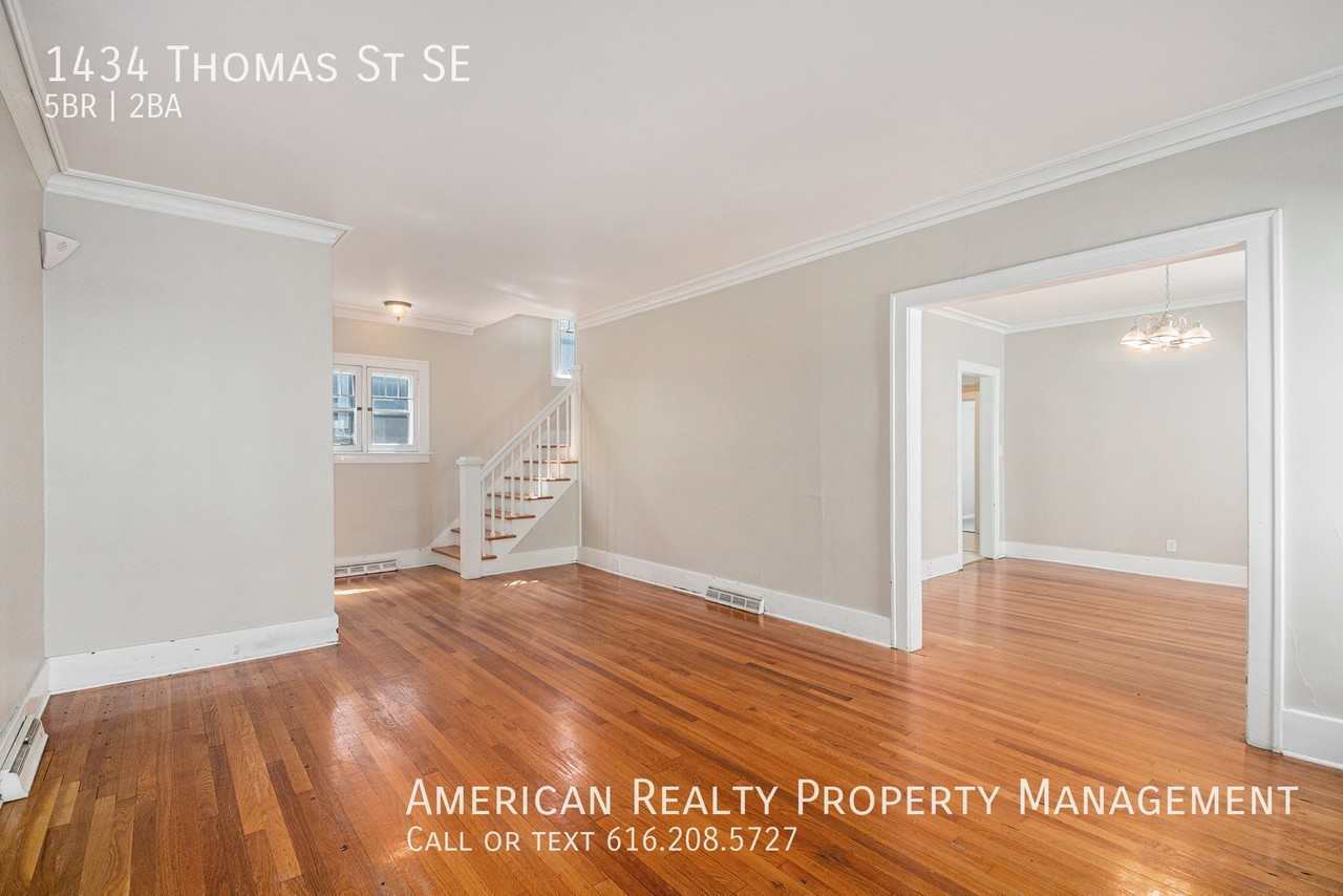 1434 Thomas St Se - Photo 4 of 19