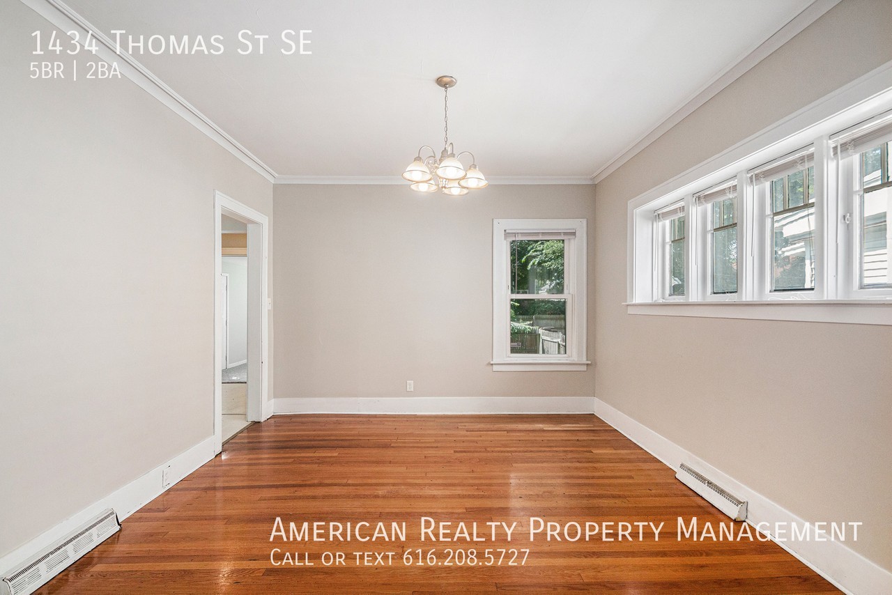 1434 Thomas St Se - Photo 5 of 19