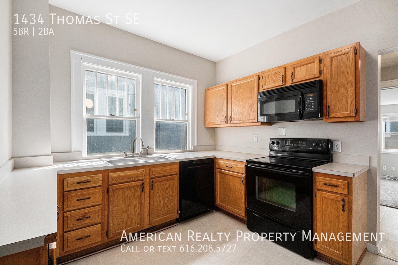 1434 Thomas St Se - Photo 6 of 19