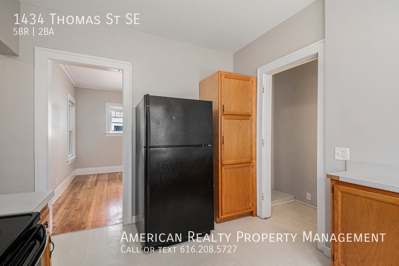 1434 Thomas St Se - Photo 7 of 19
