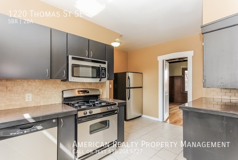1220 Thomas St Se - Photo 2 of 21