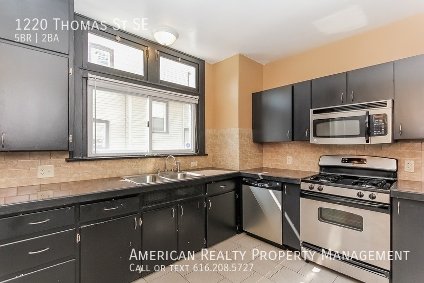 1220 Thomas St Se - Photo 4 of 21