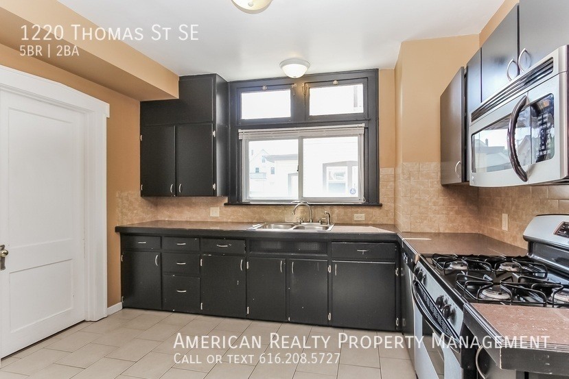 1220 Thomas St Se - Photo 5 of 21
