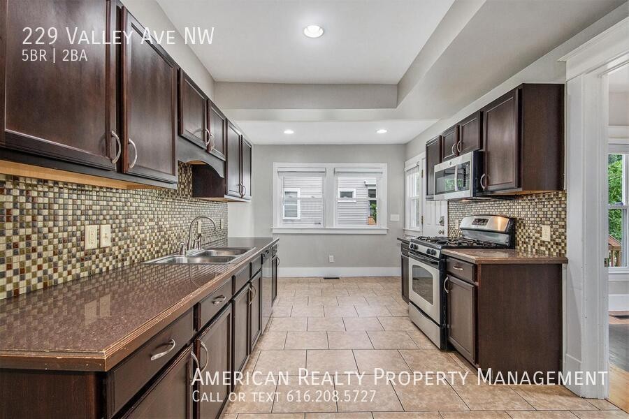 229 Valley Ave Nw - Photo 4 of 20