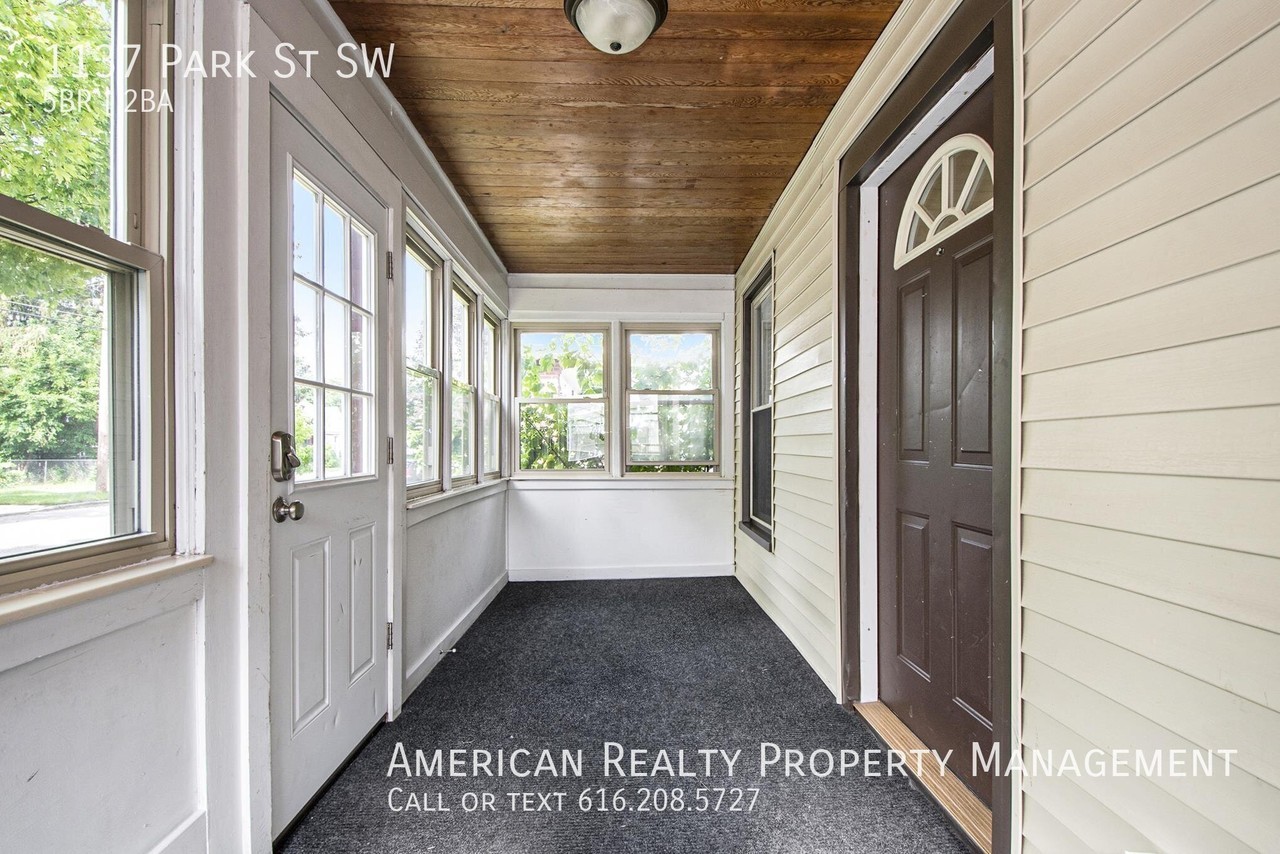 1137 Park St Sw - Photo 2 of 21