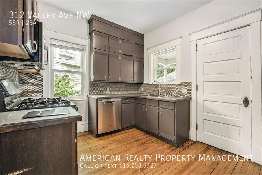 312 Valley Ave Nw - Photo 4 of 19