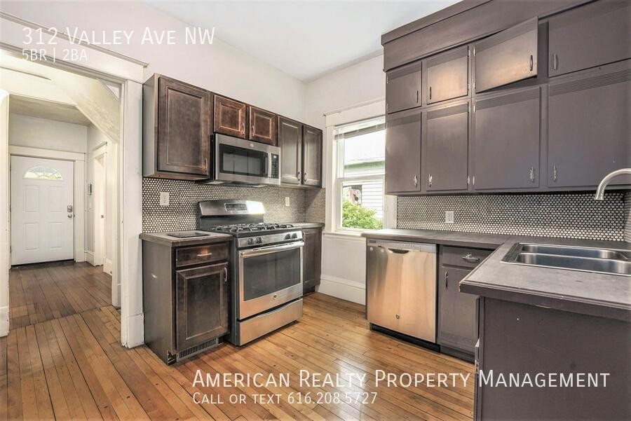 312 Valley Ave Nw - Photo 5 of 19